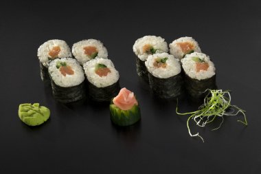 ton balığı ve cucambers ile taze yapılmış Japon suşi rulo