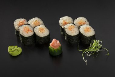 hosomaki suşi wasabi ile dekore edilmiş rulo