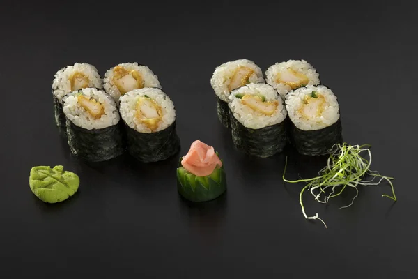 Rollos de sushi japonés recién hechos con pepinos — Foto de Stock