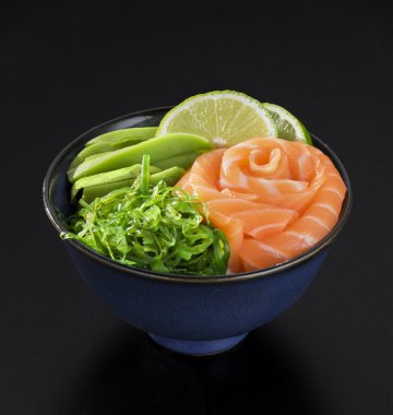 Yosun Salata somon, avokado ve kireç ile Japon tarzı