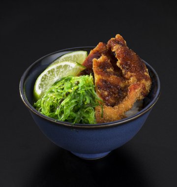 Deniz balığı taze salata, deniz yosunu, limon ve beyaz peynir ile kızarmış