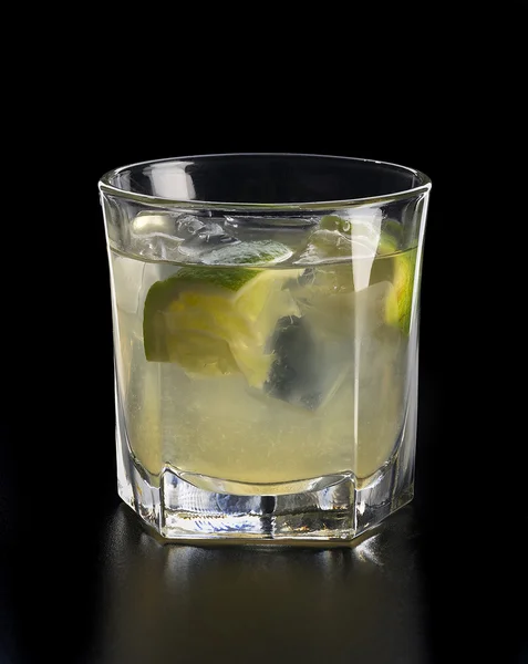 Домашний свежий лимонад с лаймом и кубиками льда в стекле — стоковое фото