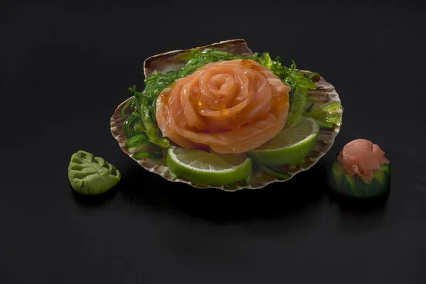 Algas marinhas sushi e salada de salmão sobre casca — Fotografia de Stock