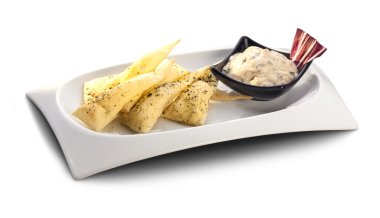 Nacho, tortilla turşu ve yoğurt sos ile