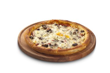 Peynirli, salamlı ve mantarlı pizza.