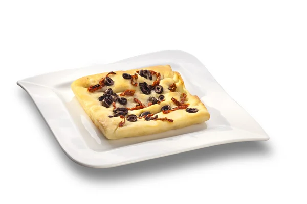 Over baked gourmet flat bread with olives and roasted tomatoes — Stock Photo, Image