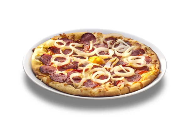 Pizza met kaas, salami en UI ringen — Stockfoto