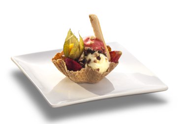 dondurma üzerinde beyaz backgrou gofret kase çilek ile