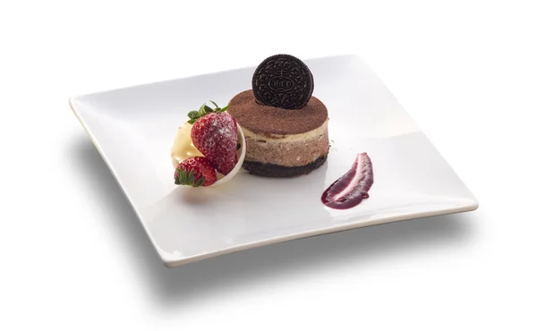 Bolo de chocolate redondo com biscoito na parte superior e morango — Fotografia de Stock