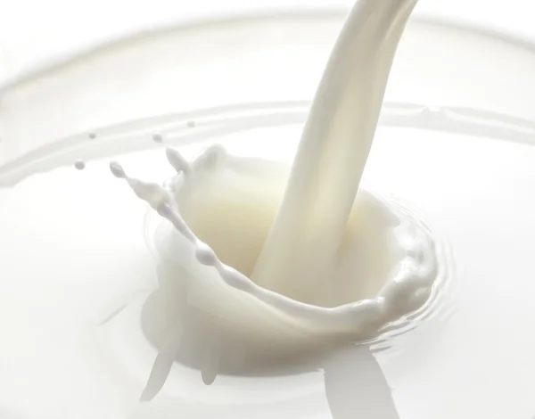 Наливання молока сплеск ізольовано на білому тлі — стокове фото