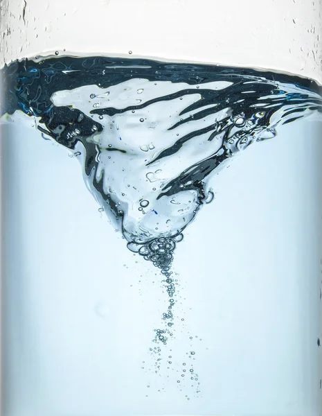 Bubbelpool under vattnet i blå — Stockfoto