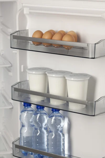 Refrigerador lleno de leche, huevos y agua —  Fotos de Stock