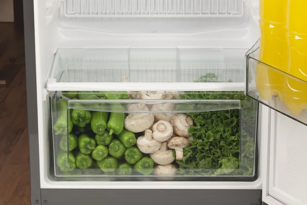 Kulkas penuh dengan makanan sehat. buah-buahan, sayur-sayuran dan susu — Stok Foto
