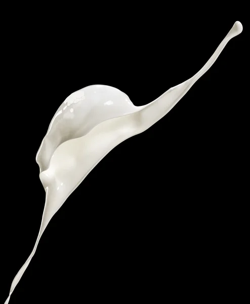 Voando leite espirrando isolado no fundo preto — Fotografia de Stock