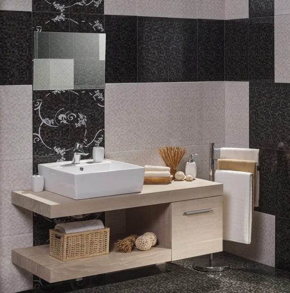 Detail of a modern bathroom with white sink and towels — Stock Photo, Image