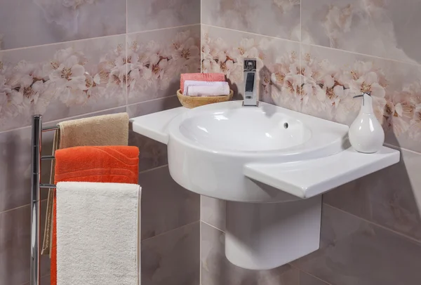 Detalle de un moderno cuarto de baño con lavabo blanco y toallas — Foto de Stock