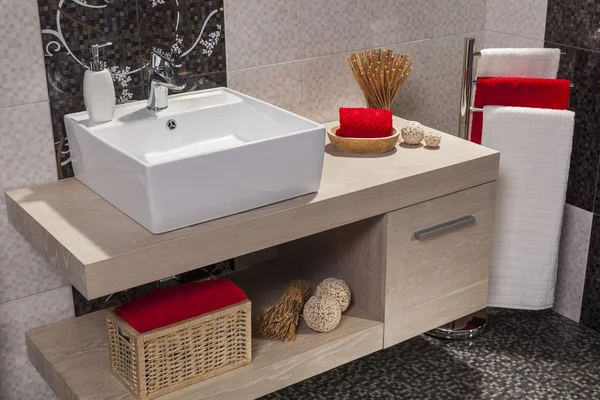 Detalle de un moderno cuarto de baño con lavabo blanco y toallas — Foto de Stock