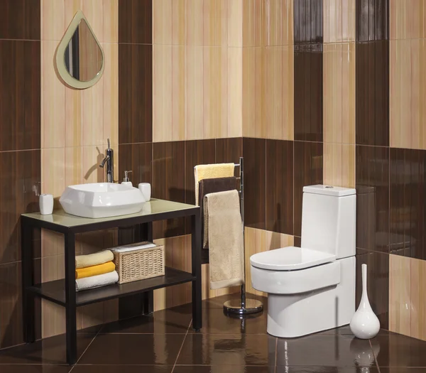 Detalle de un moderno cuarto de baño con lavabo, inodoro y toalla — Foto de Stock
