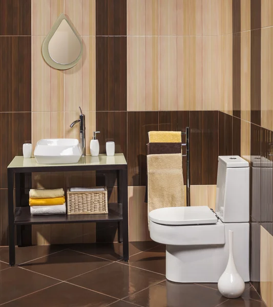 Detalle de un moderno cuarto de baño con lavabo, inodoro y toalla —  Fotos de Stock