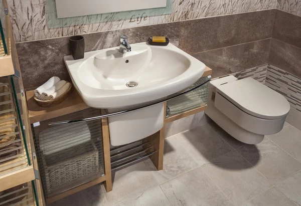 Modern banyo lavabo, klozet ve kabine ile detay — Stok fotoğraf