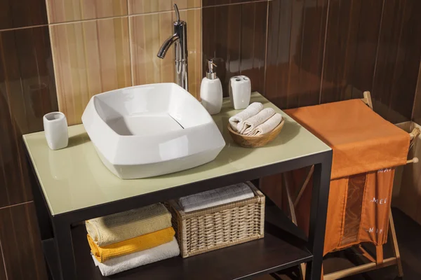 Detalle de un moderno cuarto de baño con lavabo, toallas y cesta de lavandería — Foto de Stock