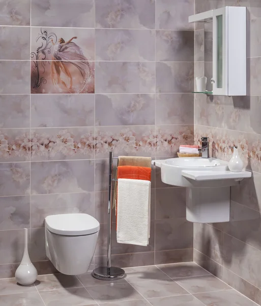 Детали современной ванной комнаты с белой раковиной и туалетом — стоковое фото