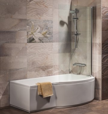 modern bir banyo küveti ve duşu detay