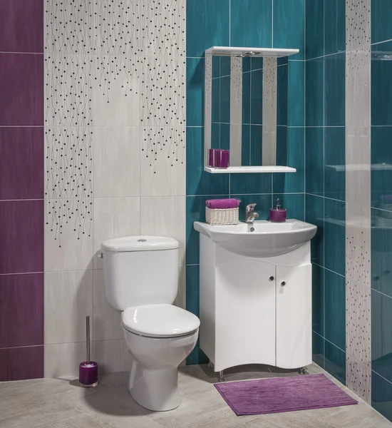 Détail d'une salle de bain moderne avec lavabo, armoire et toilettes — Photo