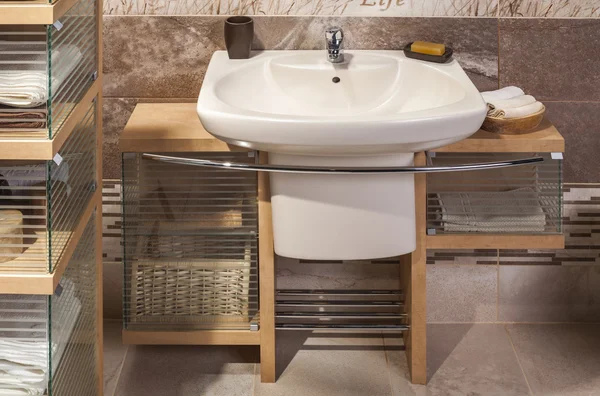 Детали современной ванной комнаты с раковиной и шкафом для полотенец — стоковое фото