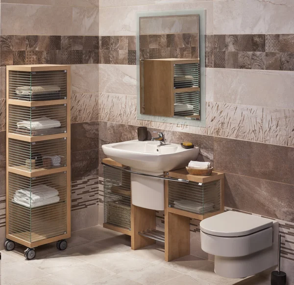 Detail eines modernen Badezimmers mit Waschbecken, Schrank für Handtücher und — Stockfoto