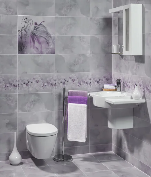 Современный интерьер роскошной ванной комнаты с раковиной и туалетом — стоковое фото
