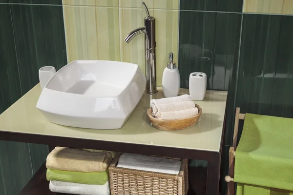 Detalle de un moderno cuarto de baño verde con lavabo — Foto de Stock