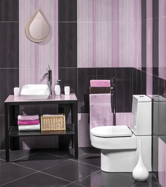 Détail d'une salle de bain moderne avec lavabo et toilettes — Photo