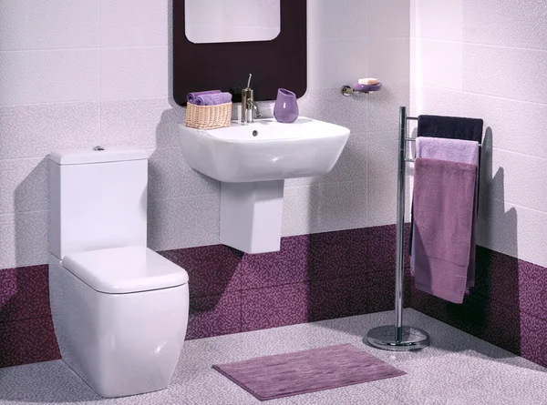 Détail d'une salle de bain moderne avec lavabo et toilettes — Photo