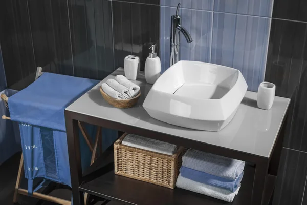 Détail d'une salle de bain contemporaine avec lavabo et accessoires — Photo