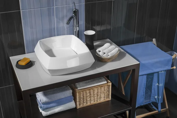 Détail d'une salle de bain moderne avec lavabo et accessoires — Photo