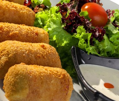Derin kızarmış peynir kroket Close-Up sarımsak sauc ile devam eder.