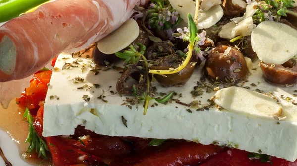 Close-up of green salad with bacon and cheese — Stock Photo, Image