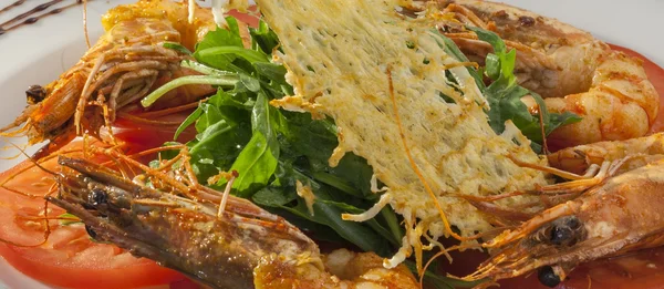 Fried prawns served with arugula — Stock Photo, Image