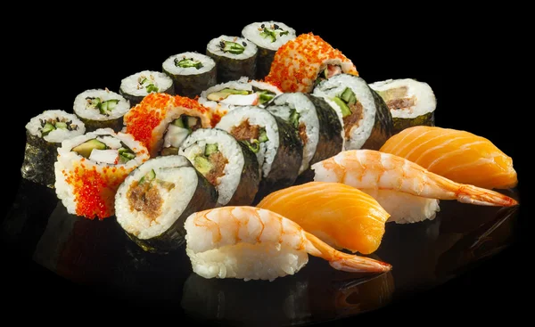 Deliciosos rollos de sushi con camarones, salmón, atún, pepino y av Fotos de stock