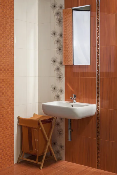 Λεπτομέρεια του εσωτερικού μοντέρνο ιδιωτικό μπάνιο με πορτοκαλί χρώμα — Φωτογραφία Αρχείου