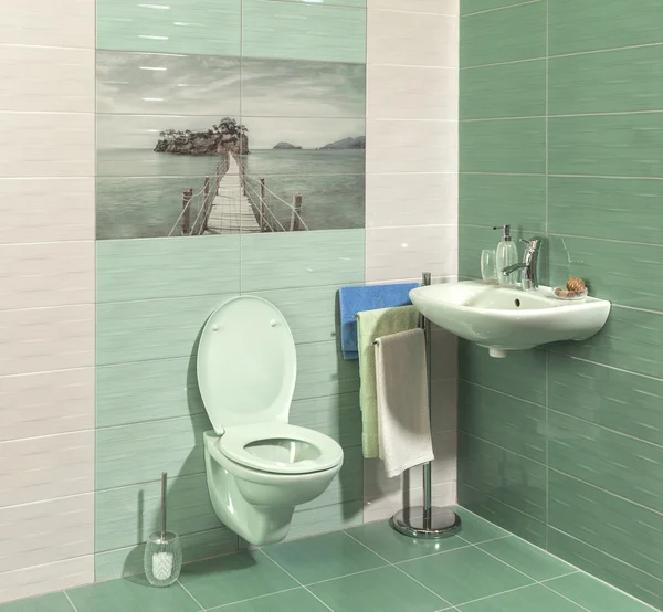 Confortevole bagno moderno con piastrelle verdi — Foto Stock