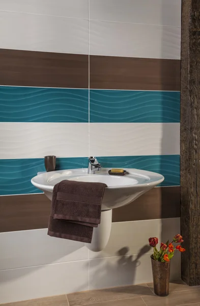 Fregadero en un baño de lujo decorado con toalla suave — Foto de Stock