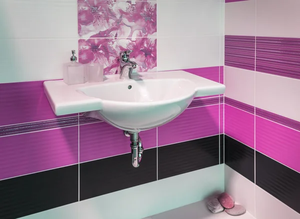 Détail de belle et élégante salle de bain avec motif floral en pi — Photo