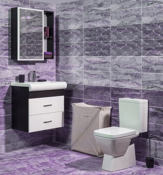 Interior del baño de moda en color púrpura y gris - inodoro — Foto de Stock