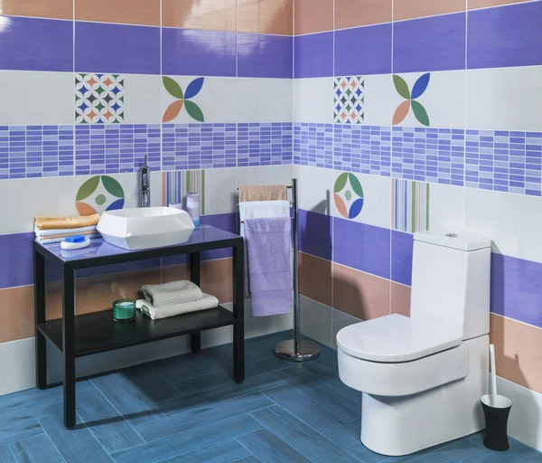 Intérieur de la salle de bain élégante moderne avec des carreaux de couleur — Photo