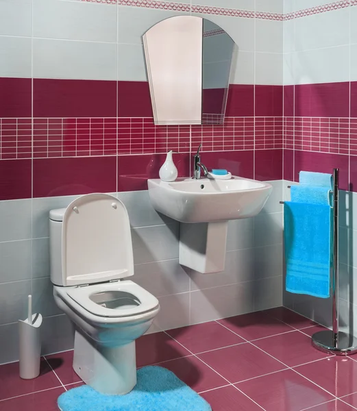 Accogliente bagno moderno con piastrelle rosse e bianche — Foto Stock