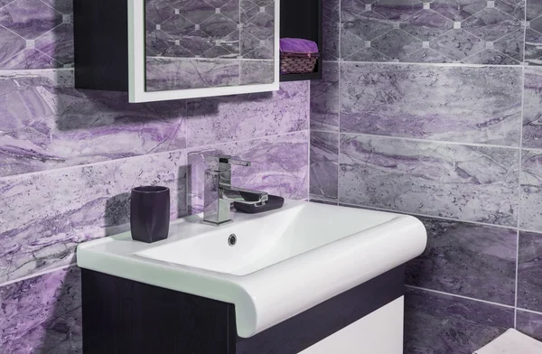 Dettaglio di bagno alla moda in lavandino di colore viola e grigio — Foto Stock
