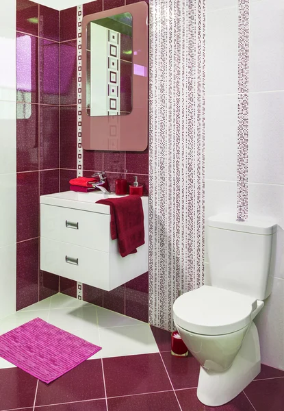Lujoso baño de estilo moderno decorado con azulejos rojos — Foto de Stock