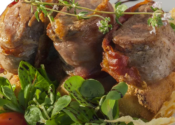 Roast pork tenderloin with fresh salad — Stock Photo, Image